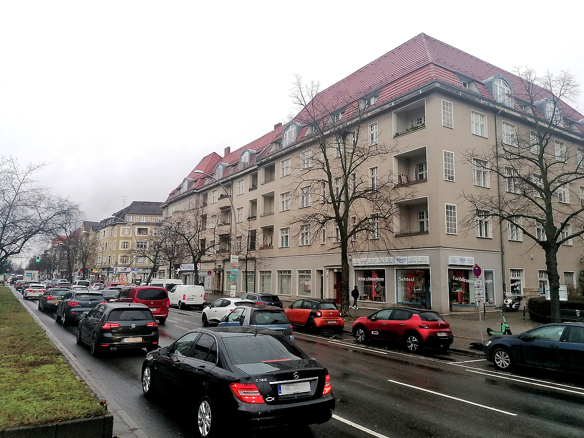 Straße mit Gründerzeitgebäuden und dreispurigem Richtungsverkehr