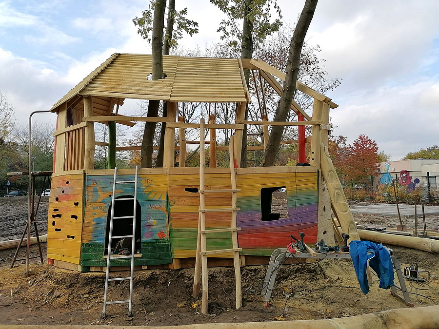Konstruktion eines Baumhauses mit Arbeitsleiter