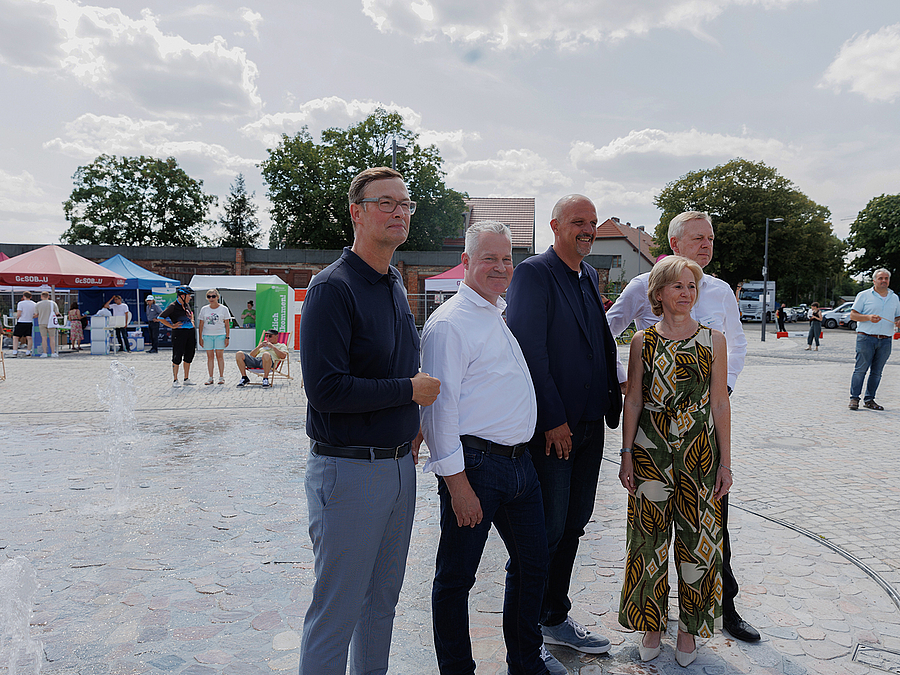 5 Personen auf Platz