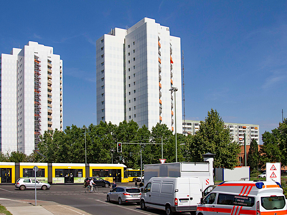 2 Punkt-Hochhäuser, belebte Straße, Grün