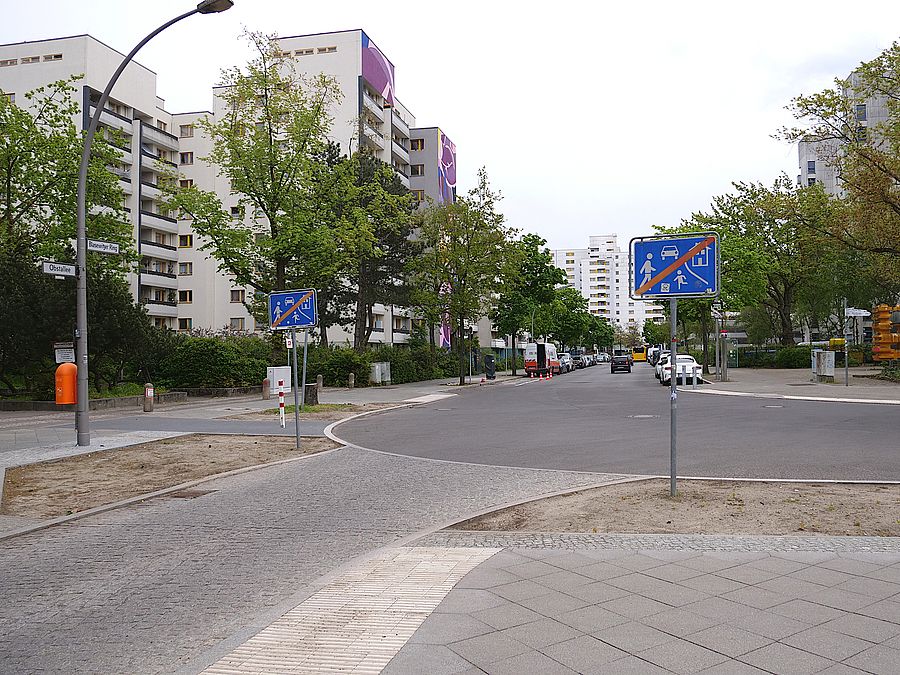Straßenkurve und Einmündung Spielstraße vor Wohnhochhäusern
