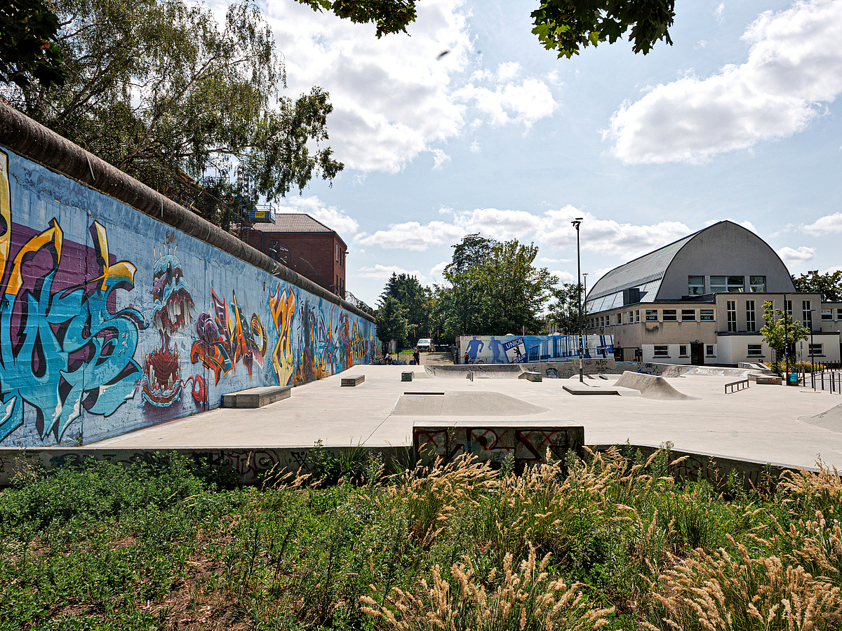 Skatefläche, alte Turnhalle, Mauer mit künstlerischem Graffiti