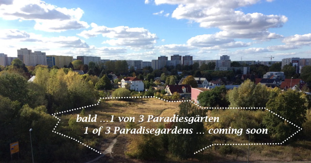 Blick von oben auf Wiese mit Gehölzen am Rand, eingezeichnete Umrandung und Schrift "bald 1 von 3 Paradiesgärten" auch englisch 